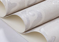 Carta da parati bianco panna del salone con il modello floreale simmetrico impresso